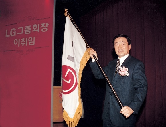 ▲ 1995년 2월 22일 LG 회장 이취임식에서 구본무 신임 회장이  LG 깃발을 흔들고 있다ⓒLG그룹