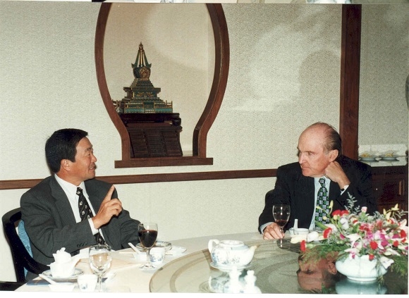 ▲ 구 회장은 취임 후 제2의 경영혁신을 강도높게 추진했다. 사진은 1996년 10월 구 회장(왼쪽)이 잭 웰치 前 GE 회장과의 미팅에서 경영혁신에 대한 의견을 나누고 있는 모습.ⓒLG그룹