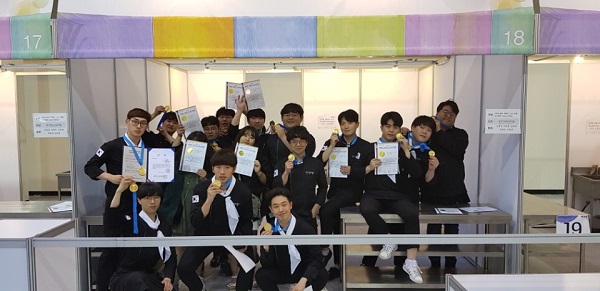 ▲ U1대학교 호텔조리와인식품학부 학생들이 ‘2018 대한민국 국제요리&제과 경연대회’에서 경연 참가자 15명 전원이 수상했다.ⓒU1대학교