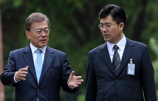 ▲ 문재인 대통령의 최측근이며 청와대 핵심 보직을 맡고 있는 송인배 제1부속비서관(사진 오른쪽)도 '드루킹 커넥션'에 연루된 것으로 드러났다. 사진은 지난해 5월 15일 문재인 대통령의 청와대 여민관 출근길을 지근거리에서 보좌하며 무언가 대화를 나누고 있는 송인배 비서관의 모습. ⓒ뉴시스 사진DB