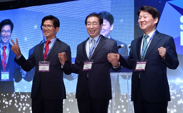 ▲ 자유한국당 김문수(왼쪽부터), 더불어민주당 박원순, 바른미래당 안철수 서울시장 후보가 9일 서울 장충동 신라호텔에서 열린 서울포럼 2018에 참석해 공정선거를 다짐하며 손을 맞잡고 있다. ⓒ뉴시스 DB