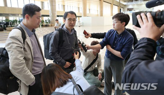 ▲ 北풍계리 핵실험장 취재를 맡은 외교부 공동취재단이 출국 전 인천공항에서 인터뷰를 하는 모습. ⓒ뉴시스. 무단전재 및 재배포 금지.