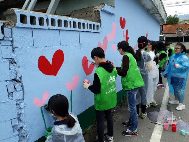 ▲ 군위군청소년상담복지센터가 지난 19일 수서1리 마을회관 앞에서 마을벽화그리기 프로그램을 진행하고 있다.ⓒ군위군
