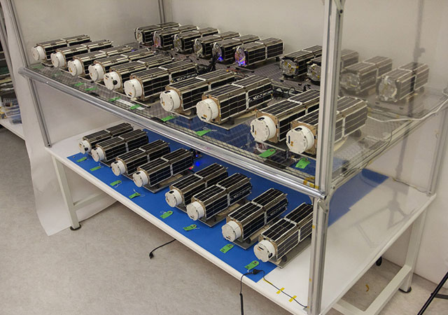 ▲ 정찰위성 7기를 보유한 日자위대가 오는 6월부터 사용하기로 계약한 美플래닛 랩의 '도브' 위성들. ⓒ美플래닛 랩 홈페이지 캡쳐.