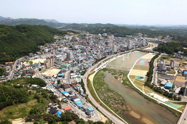 ▲ 예천군은 안전사고 예방 및 쾌적한 도로환경 조성을 위해 예천읍 시가지 포장덧씌우기 공사를 펼친다. 사진은 예천군 전경.ⓒ예천군