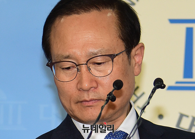 ▲ 홍영표 더불어민주당 원내대표가 21일 오후 국회 정론관에서 기자회견을 열고 