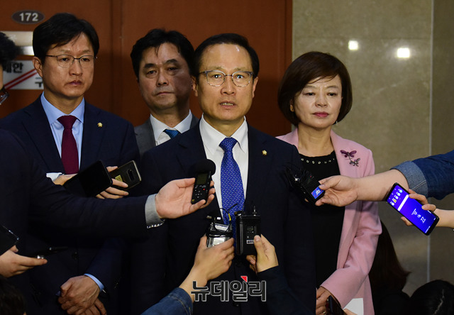 ▲ 홍영표 더불어민주당 원내대표가 21일 오후 국회 정론관에서 자유한국당 홍문종, 염동열 의원에 대한 체포동의안 부결 관련 사과 기자회견을 마친 후 기자들의 질문에 답하고 있다. ⓒ뉴데일리 이종현 기자