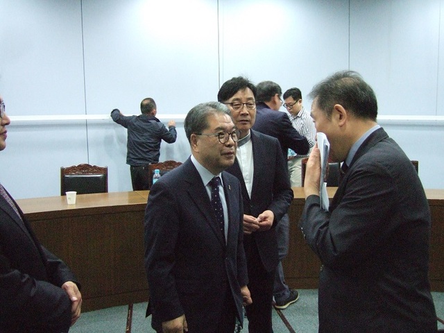 ▲ 이재정 경기교육감 예비후보(사진 중앙·현 경기교육감)은 같은 시각 서울 마포구 김대중도서관 컨벤션홀에서 열린 '평화통일교육 활성화 및 접경지역 평화통일교육지구 설치 정책 협약식'에 참석했다. 주최 측인 한반도평화포럼(이사장 정세현)은 당초 조희연 후보와 민병희 강원교육감 후보(현 강원교육감) 참석을 예고했으나 두 사람은 이날 불참했다. ⓒ뉴데일리 정호영