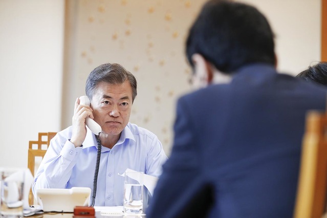 ▲ 문재인 대통령이 지난 20일 도널드 트럼프 미국 대통령과 전화통화 하는 모습. ⓒ청와대 제공