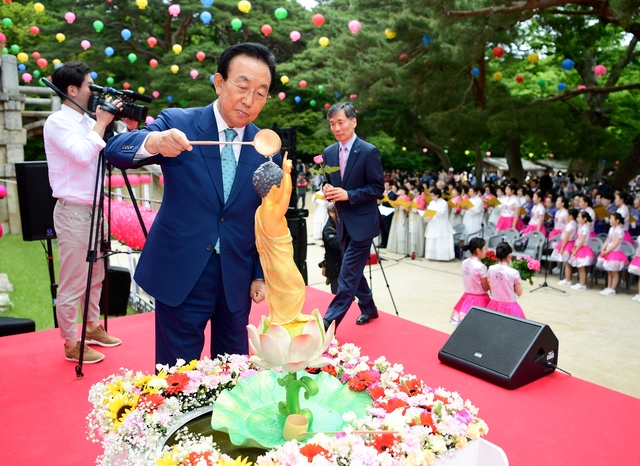 ▲ 김관용 지사가 부처님 오신날 불국사에서 관불의식을 하고 있다.ⓒ경북도