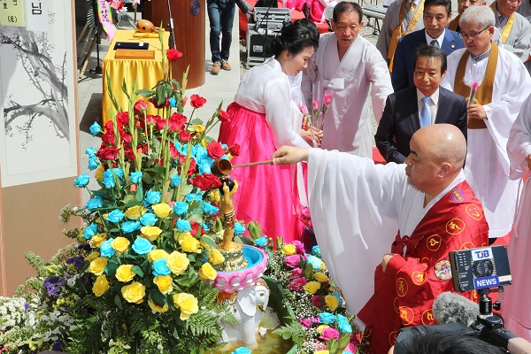 ▲ 대전 광수사 김무원 주지가 22일 부처님오신 날 봉축법요식에서 관불의식을 진행하고 있다.ⓒ대전 광수사
