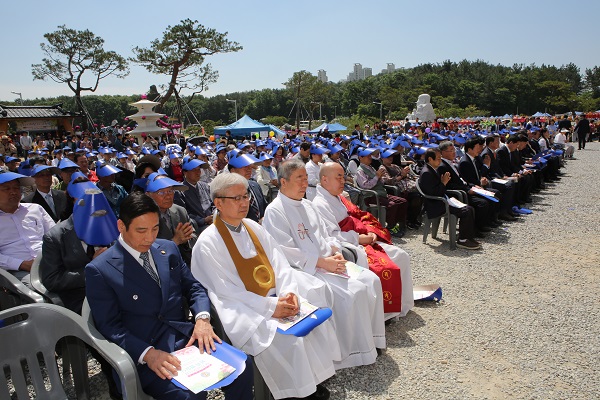 ▲ 22일 부처님오신 날을 맞아 대전 광수사에서 봉축법요식이 진행된 가운데 타종교인 등이 참석해 눈길을 끌었다.ⓒ대전 광수사