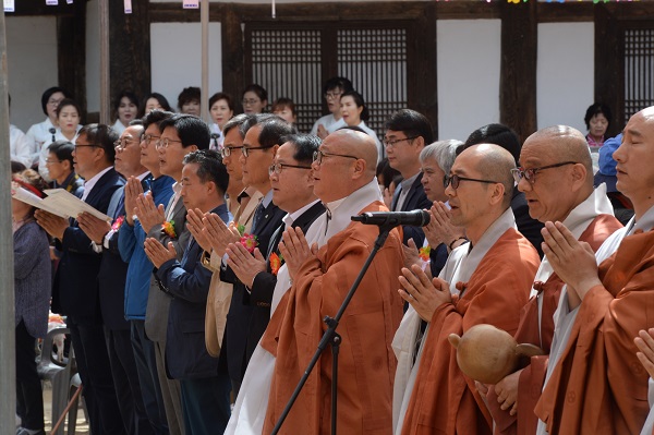 ▲ 불기 2562년 부처님오신 날 봉축법요식이 22일 충남 공주 마곡사에서 남궁영 충남지사 권행대행과 신도 등이 참석한 가운데 열리고 있다.ⓒ충남도