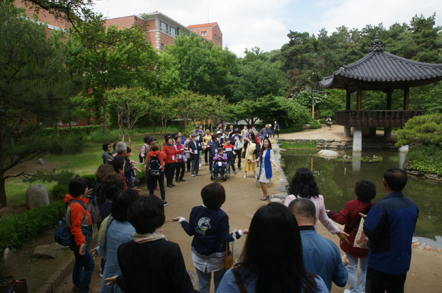 ▲ 계명대학교 동산병원 암센터가 개소 10주년을 맞아 의료진과 환우 등 80여명이 한학촌 둘레길을 둘러보고 있다.ⓒ동산병원