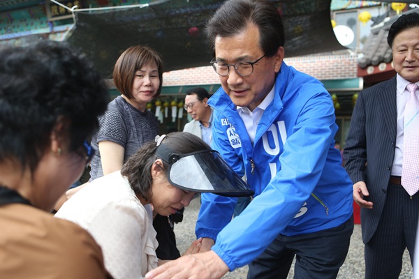 ▲ 이시종 민주당 충북도지사 후보가 풍주사를 방문해 신도들과 손을 잡으며 지지를 호소하고 있다.ⓒ이시종 선거사무소