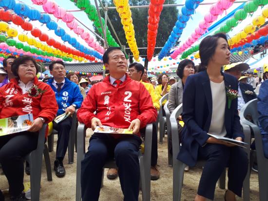 ▲ 박경국 자유한국당 충북도지사 후보가 청주 용화사를 방문해 법회 강론을 듣고 있다.ⓒ박경국 선거사무소