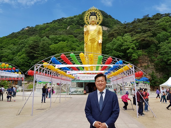 ▲ 신용한 바른미래당 예비후보가 보은 속리산 법주사를 찾아 법회 참석후 기념촬영을 했다.ⓒ신용한 선거사무소