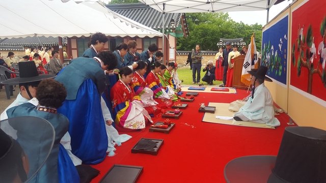 ▲ 경산시(권한대행 최대진 부시장)는 지난 21일 제46회 성년의 날을 맞아 경산향교에서 관·계례식 행사를 개최했다.ⓒ경산시