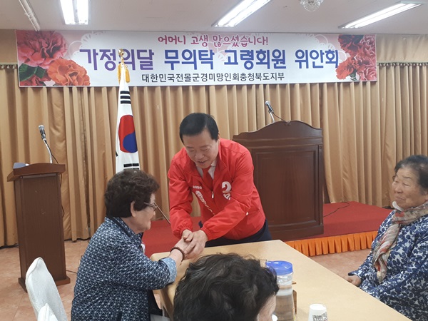 ▲ 박경국 한국당 충북지사 후보가 한 행사장에서 어르신들과 인사를 하며 지지를 당부하고 있다.ⓒ박경국 선거사무소