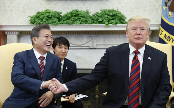 ▲ 문재인 대통령과 도널드 트럼프 미국 대통령이 현지 시각으로 22일 한·미 정상회담을 하는 모습. ⓒ뉴시스 DB