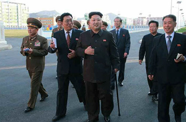 ▲ 2014년 10월 몇 달 동안 나타나지 않았던 김정은이 지팡이를 짚고 나타났다. 이를 두고 발목 수술 등의 설이 나왔다. ⓒ北전문매체 데일리NK 관련보도 화면캡처.