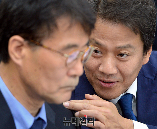 ▲ 국회 상임위에 출석해 장하성 정책실장과 대화를 나누는 임종석 청와대 비서실장 ⓒ뉴데일리 공준표 기자