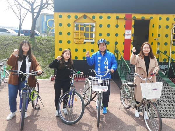 ▲ 청주시의원 라선거구 이석구 후보가 자전거 선거운동에 앞서 지지자들과 파이팅을 외치고 있다.ⓒ이석구 선거사무소