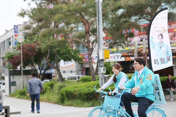 ▲ 이창록 청주시의원 나선거구 후보가 자전거를 타고 선거운동을 하고 있다.ⓒ이창록 선거사무소