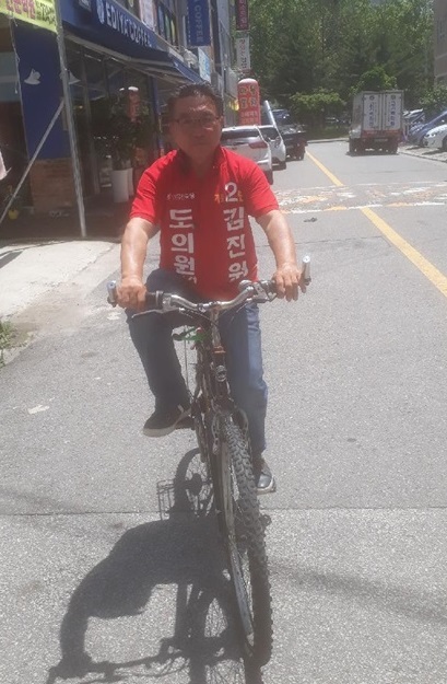 ▲ 김진원 충북도의원 후보가 자전거를 타고 선거운동을 하고 있다.ⓒ김진원 선거사무소