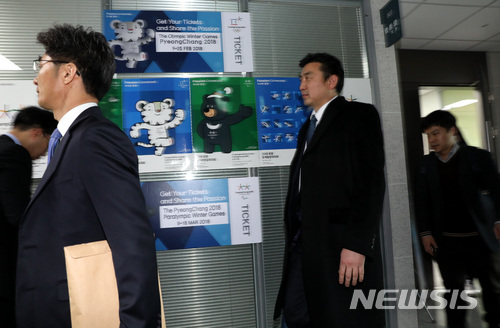 ▲ 3월8일 오전, 강원랜드 채용비리 수사단이 자유한국당 염동열 의원의 서울 여의도 국회의원실을 압수수색 한 뒤 서류봉투를 들고 나오고 있다. ⓒ 사진 뉴시스