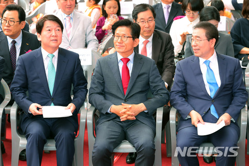 ▲ 부처님 오신날인 22일 오전 서울 종로구 대한불교 조계종 조계사에서 열린 법요식에 참석한 안철수(왼쪽부터) 바른미래당 서울시장 후보, 김문수 자유한국당 서울시장 후보, 박원순 더불어민주당 서울시장 후보가 나란히 앉아 있다. ⓒ뉴시스 DB