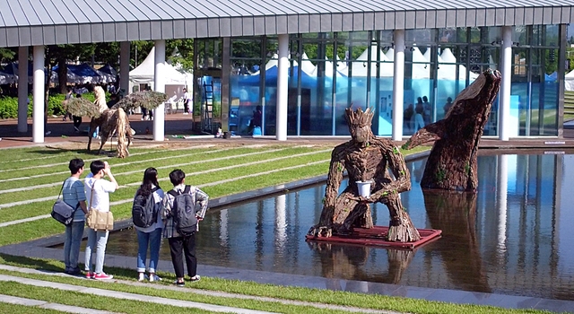 ▲ 폭설에 부러진 나무를 재활용해 제작된 예술 작품이 영남대 캠퍼스 정문에 전시됐다.ⓒ영남대학교