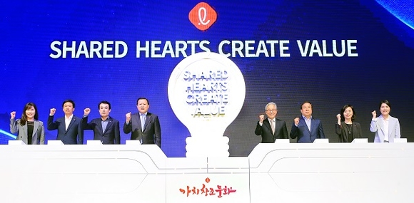 ▲ 황각규 롯데지주 부회장(왼쪽 네 번째)이 23일 서울 잠실 롯데호텔월드에서 열린 ‘가치창조문화 기념식’에서 가치창조문화 선포 후 기념사진을 찍고 있다. ⓒ롯데지주