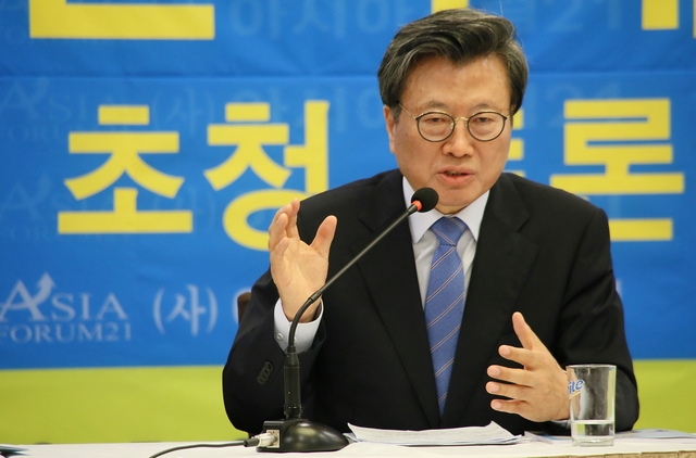 ▲ 24일 오전 수성호텔에서 대구경북중견언론인모임 아시아포럼21 릴레이초청토론회에 참석한 김형기 바른미래당 대구시장 예비후보.ⓒ아시아포럼21