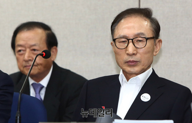 ▲ 이명박 전 대통령이 23일 오후 서울 서초구 서울중앙지방법원에서 열린 첫 공판에 출석해 피고인석에 앉아 있다. ⓒ뉴데일리 이종현 기자