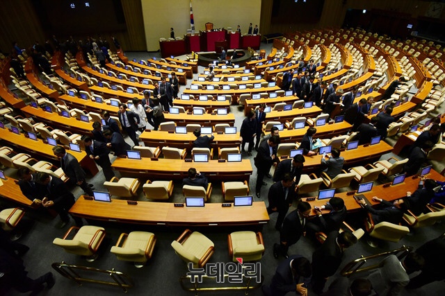 ▲ 24일 국회 본회의장에서 개헌안 투표를 마치고 자리를 뜨는 더불어민주당 의원들. ⓒ뉴데일리 이종현 기자