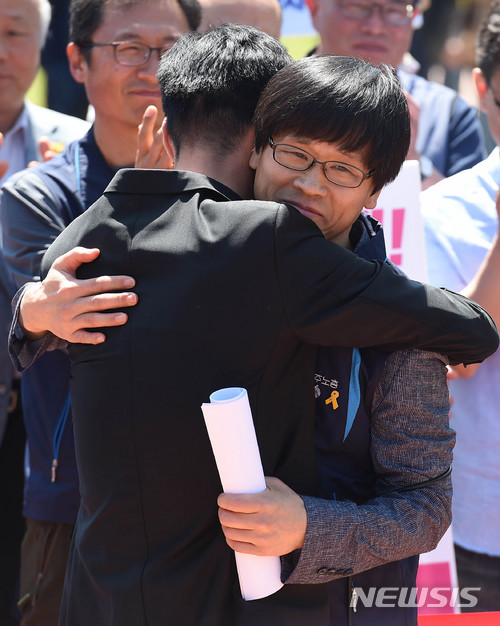 ▲ 지난 21일 오전 한상균 전 민노총 위원장이 경기 화성직업훈련교도소에서 열린 석방환영식에서 전명선 4·16 가족협의회 위원장과 포옹하고 있다. ⓒ뉴시스