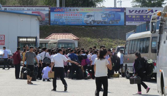 ▲ 국제사회의 대북제재 이후 귀국하기 위해 中단둥에 모여든 북한 근로자들. ⓒ연합뉴스. 무단전재 및 재배포 금지.