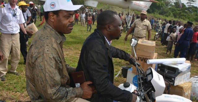 ▲ 국제사회로부터 받은 에볼라 백신은 현장으로 가져온 유엔 직원과 자원봉사자들. ⓒ유엔 뉴스센터 화면캡쳐.
