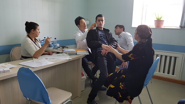 ▲ 청주 하나병원이 지난 18~22일까지 우즈베키스탄 사마르칸트시에 있는 자메드병원을 방문해 진료협약을 갖고 김석재 뇌혈관센터장이 현지 진료를 실시하고 있다.ⓒ청주 하나병원