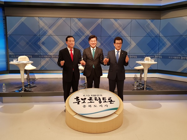 ▲ 6ㆍ13지방선거에 나선 충북도지사 후보들이 지난 23일 CJB청주방송에서 열린 토론회에서 공정한 토론을 약속하며 손을 맞잡고 있다.자유한국당 박경국ㆍ바른미래당 신용한ㆍ더불어민주당 이시종(왼쪽부터).ⓒ신용한 선거사무소