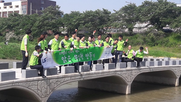 ▲ LS산전과 협력업체 직원들이 24일 무심천에서 흙공 던지기 활동을 실시하고 있다.ⓒLS산전 청주사업장