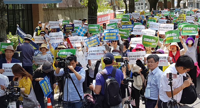 ▲ 탈북민강제북송반대전국연합(이하 탈북민연합·대표 이성구)는 24일 오후 서울 종로구 청와대 인근 효자치안센터 앞에서 '탈북 여종업원 12명 강제북송 반대 국민대회'를 열었다. 이날 집회에는 탈북민 및 북한인권단체 관계자, 시민 등 약 500명(경찰 추산 약 250명)이 모였다. ⓒ뉴데일리 백요셉