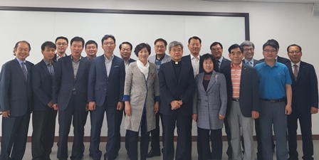 ▲ 대구가톨릭대 경영대학원의 ‘금리상승기 기업 환율 리스크 관리 전략’ 특별 교육프로그램 참가자들이 김정우 총장과 기념촬영 장면.ⓒ대구가톨릭대