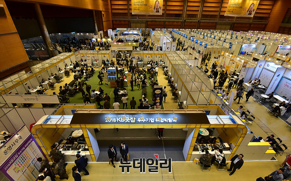 ▲ 24일 서울 삼성동 코엑스에서 열린 'KB굿잡 취업박람회' 모습.ⓒ뉴데일리
