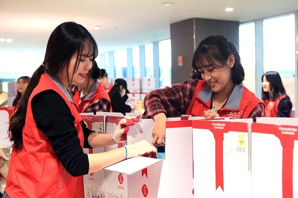 ▲ 롯데 임직원이 지난달 25일 마곡 롯데중앙연구소에서 그룹홈을 떠나 홀로서기를 해야하는 청년에게 전달할 플레저박스를 만들고 있다. ⓒ롯데