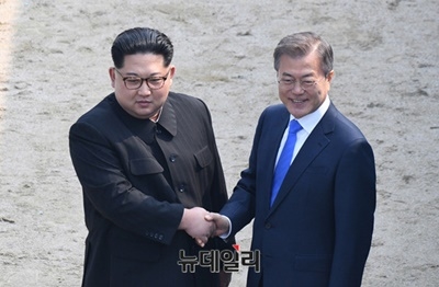 ▲ 지난달 27일 남북정상회담이 열린 판문점에서 김정은 북한 국무위원장과 문재인 대통령의 모습. ⓒ뉴데일리DB
