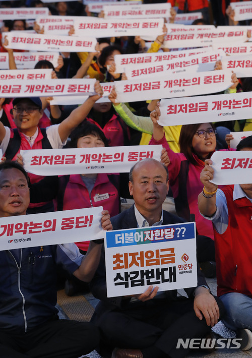 ▲ 24일 저녁 전국민주노동조합총연맹은 서울 여의도 국회 앞에서 국회 환노위의 최저임금 산입범위 개정 논의 중단을 촉구하는 집회를 열었다. ⓒ 뉴시스