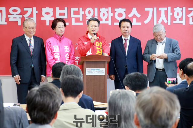 ▲ 안상섭 경북교육감 후보가 교추본의 보수후보에 선정되어 교추본 관계자와 함께 선정배경에 대한 기자회견을 하고있다.ⓒ뉴데일리