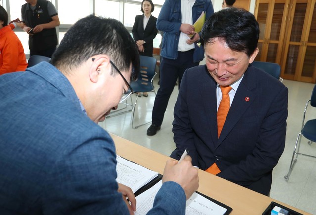 ▲ 6월 지방선거 후보등록을 하고 있는 원희룡 제주지사 무소속 후보 ⓒ뉴시스